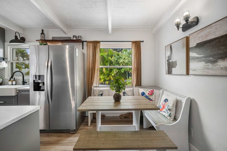  Plenty of natural light  & amazing view to the backyard oasis—perfect for morning coffee ☕ and home-cooked meals.