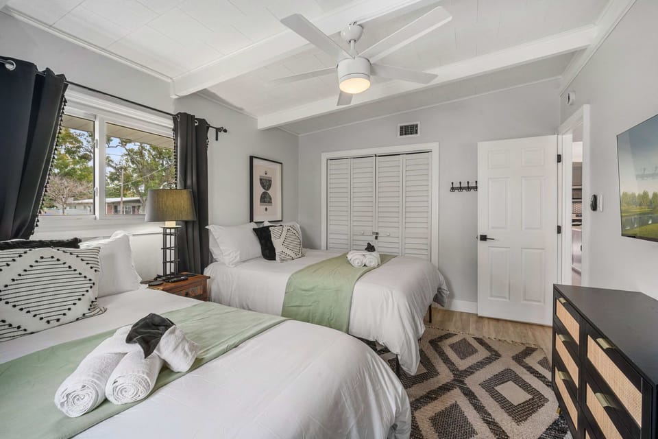 ✨Bright and cozy bedroom featuring two comfortable queen beds, crisp linens, and thoughtful touches—perfect for families, friends, or group stays.