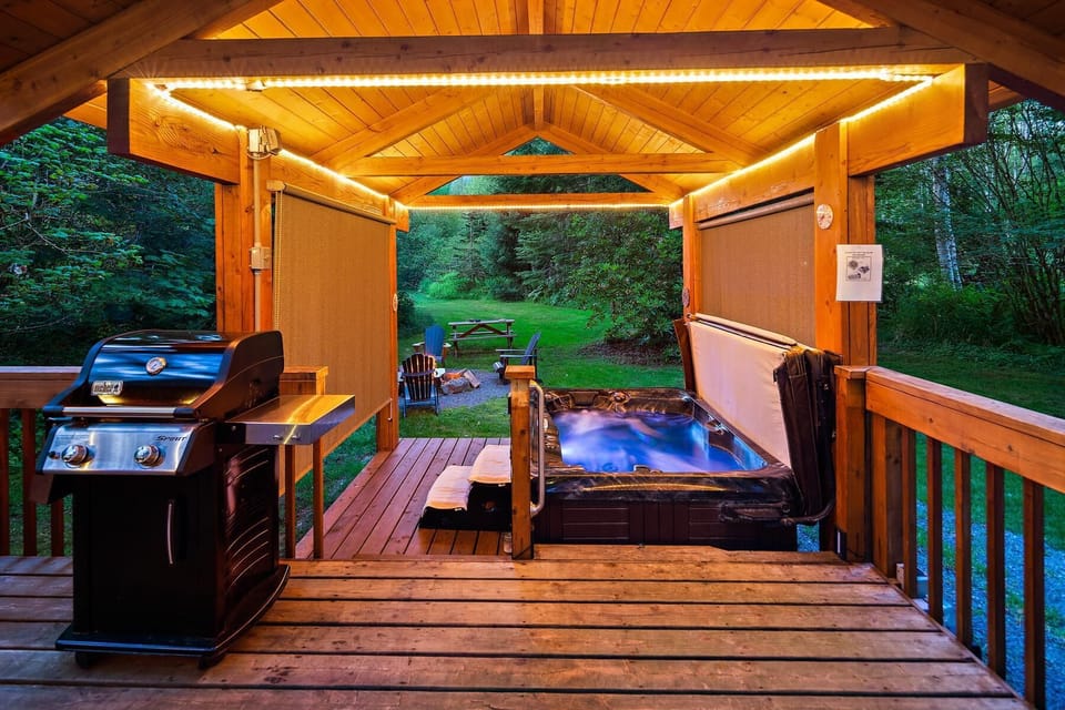 gorgeous covered hot tub with privacy screens