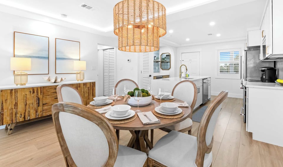 Dining area: 5-person dining set, 3 barstools