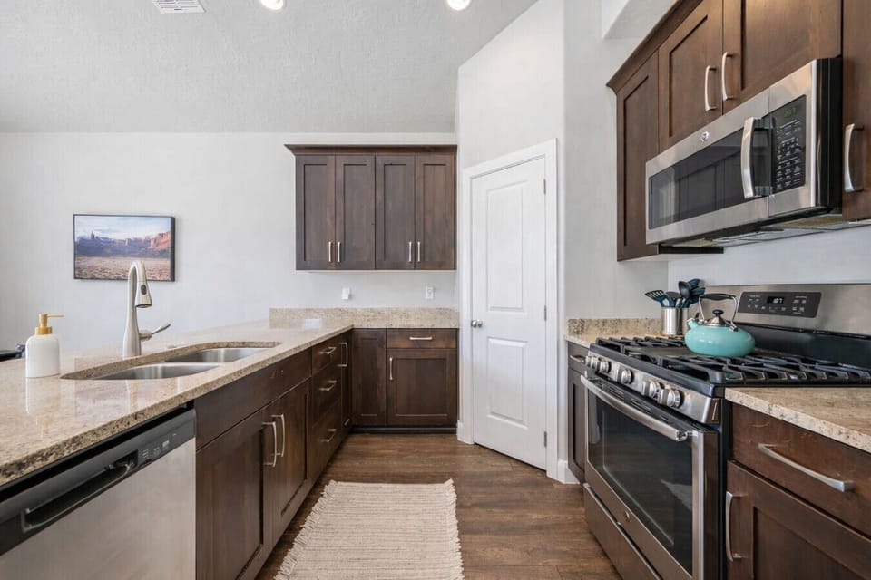 Fully Stocked Kitchen with island - Stainless Steel Appliances