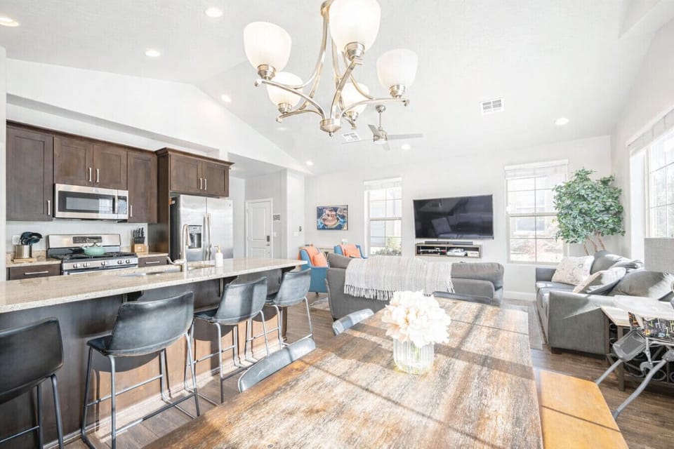 Dining Area - Plenty of space for your group!