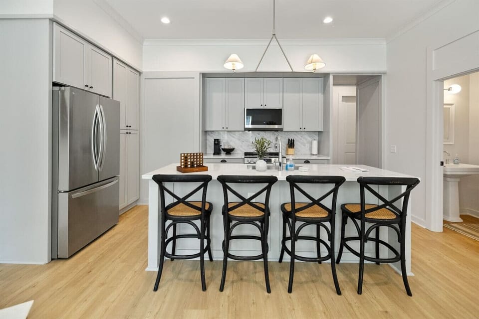 Open kitchen/dining — Easy flow for everyday use