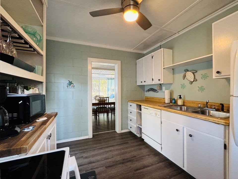 Turtle`s Beach House (lower) - fully stocked kitchen, drip coffee maker, microwave, and dishwasher.