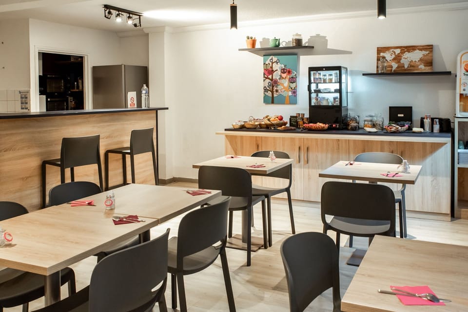 The breakfast area offers a simple and comfortable space for enjoying a morning meal.