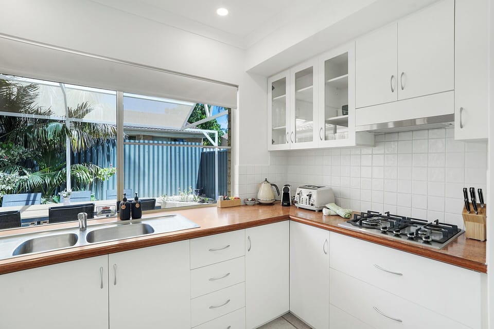 Kitchen complete with cooktop and other amenities 