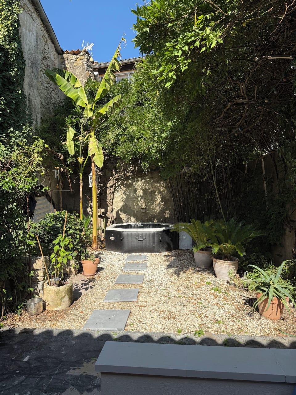 Outdoor spa tub