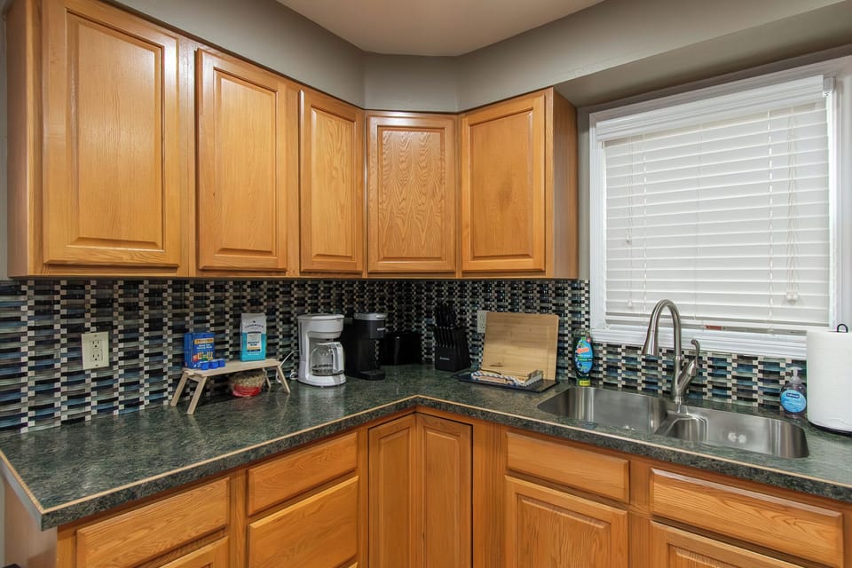 [Kitchen, main floor] Drip Coffee Maker + Keurig 