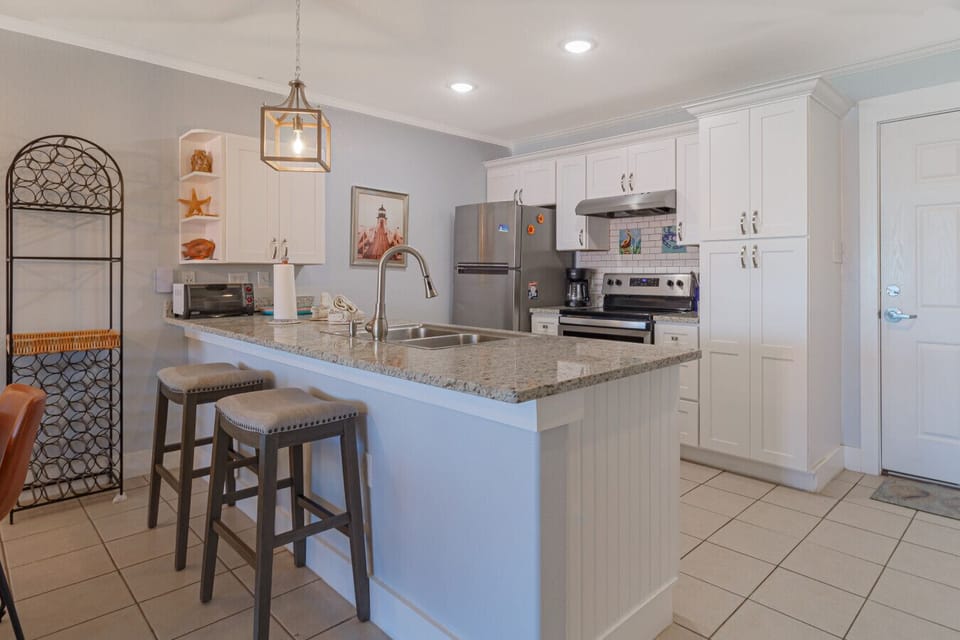 Spacious coastal kitchen