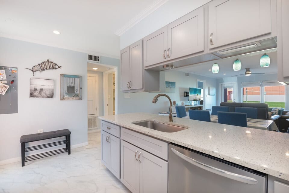 Kitchen with breakfast bar