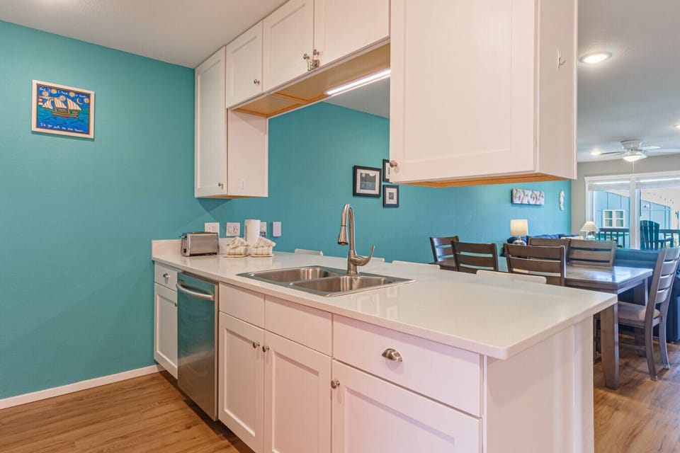 Fully equipped kitchen with breakfast bar seating