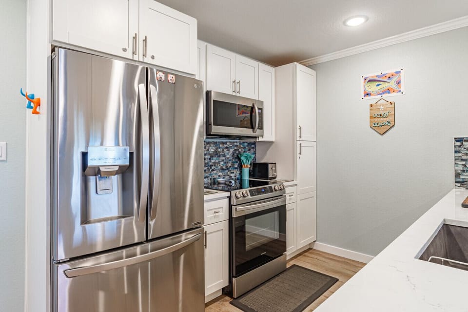 Fully equipped kitchen with full-size fridge