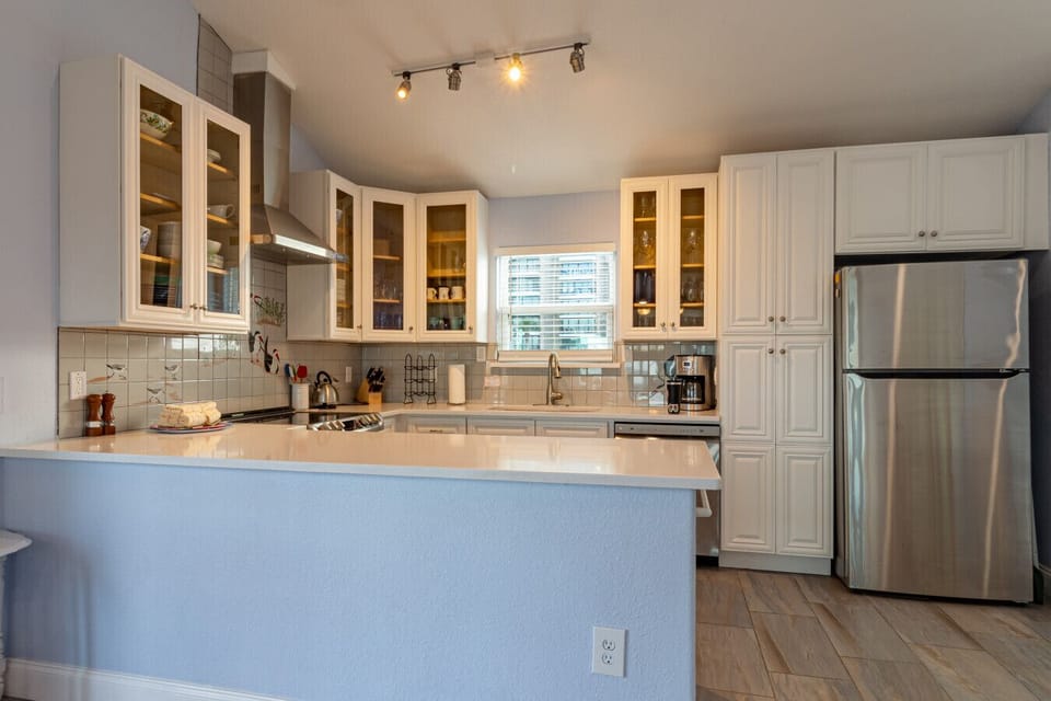Spacious kitchen with breakfast bar