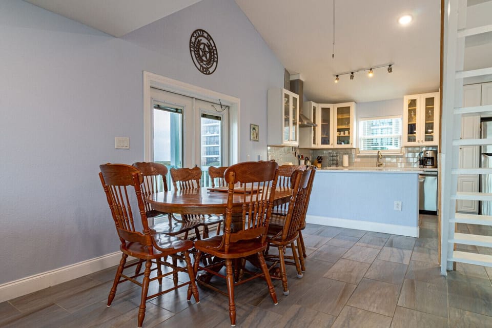 Spacious dining area off kitchen