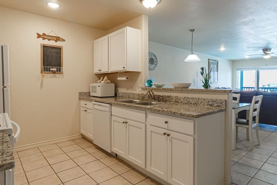Kitchen with breakfast bar