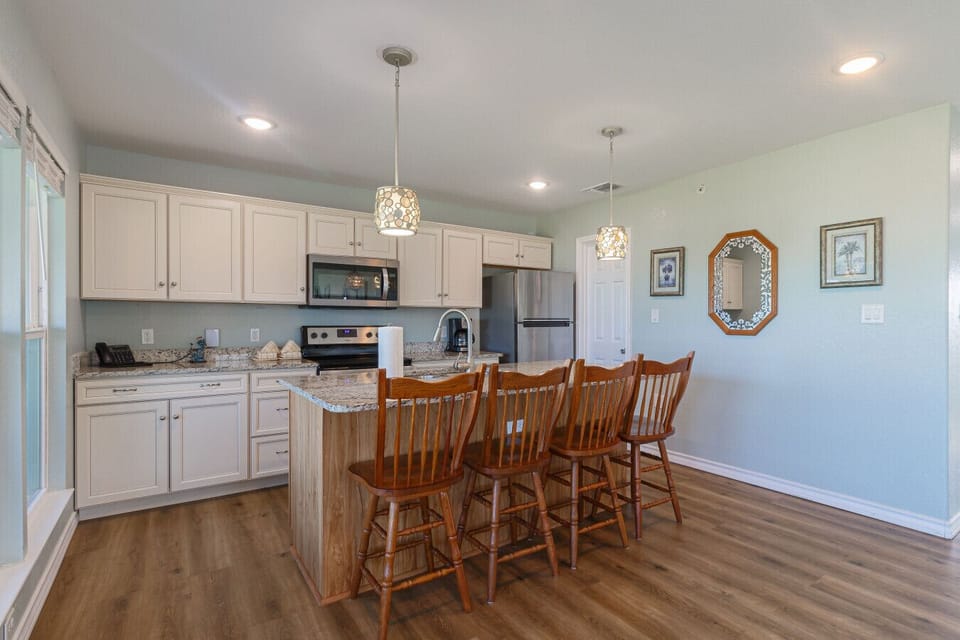 Fully equipped kitchen with breakfast bar seating
