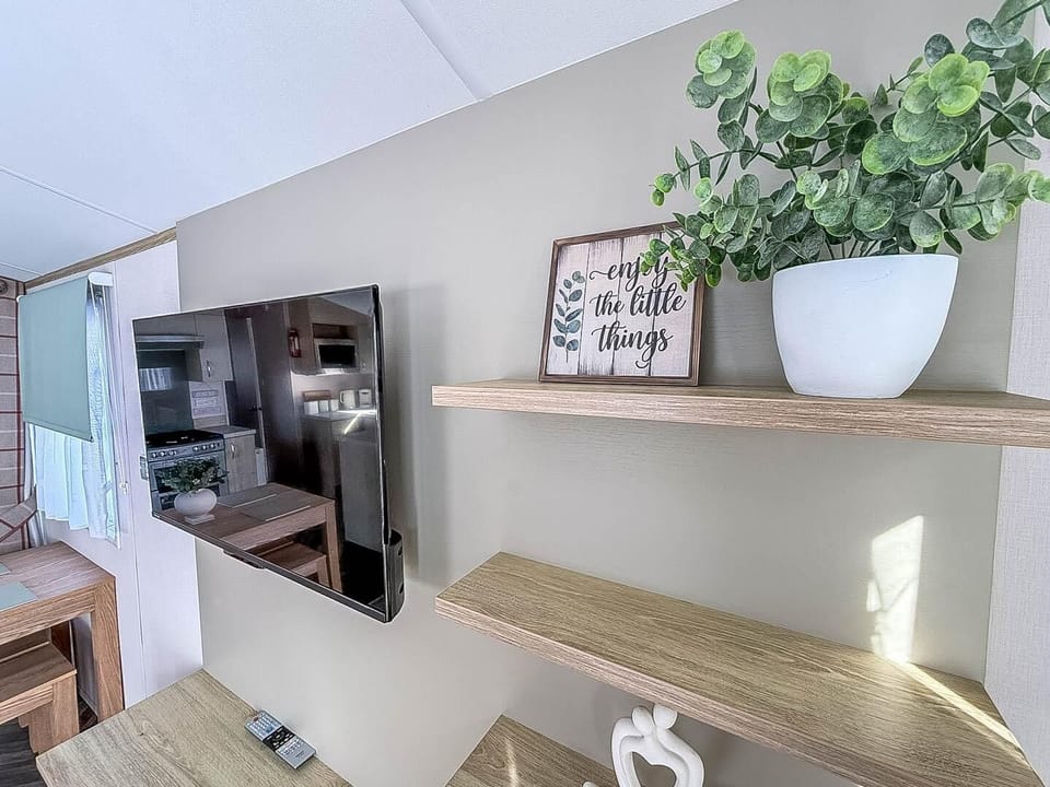 With modern decoration you are sure to feel relaxed in this beautiful caravan on the Suffolk coast.
