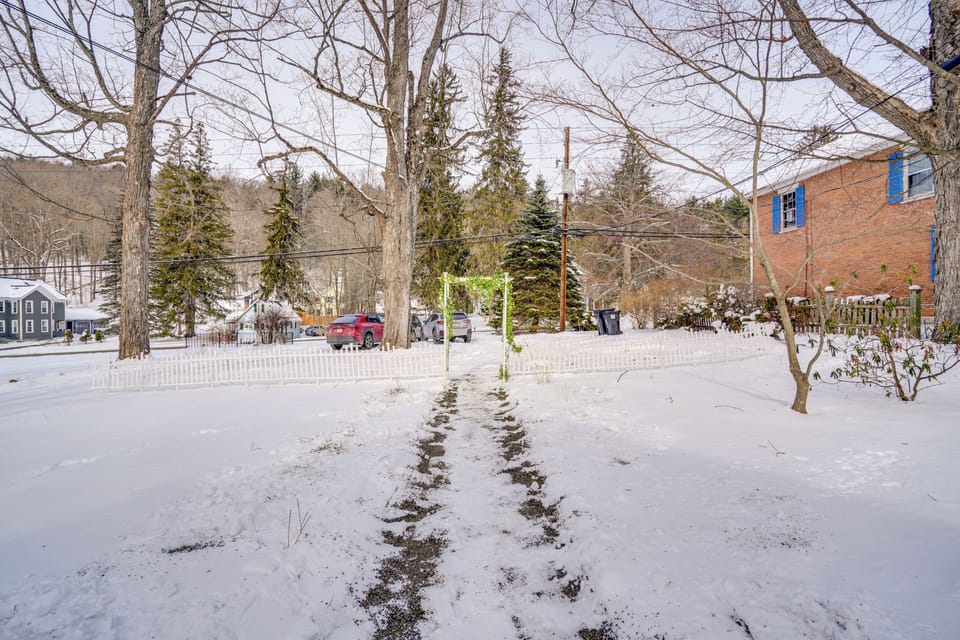 Property Exterior | Driveway (1 Vehicle)