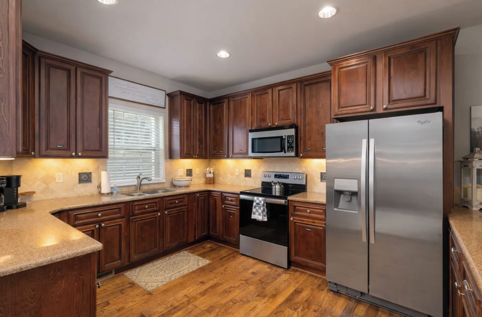 Large modern kitchen, fully stocked