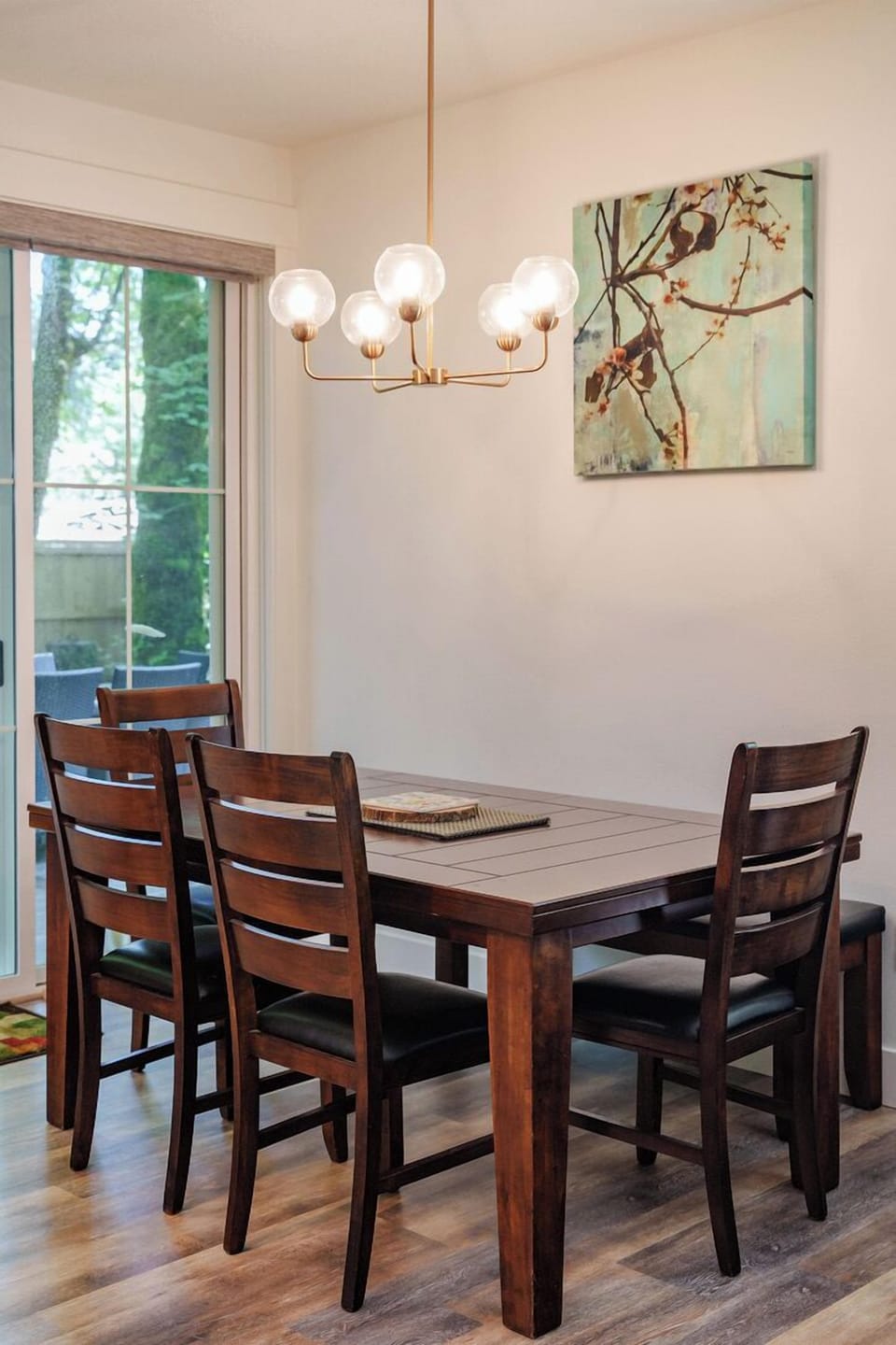 Mt Hood Hideaway dining area