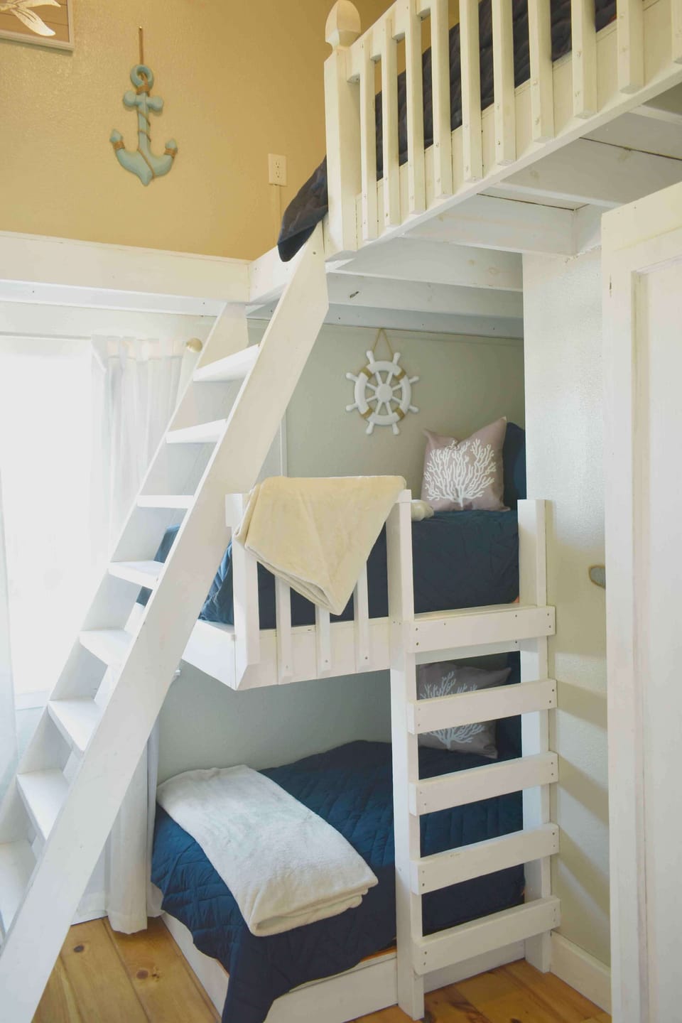 Bunk Room with Q bed and 2 X T bed