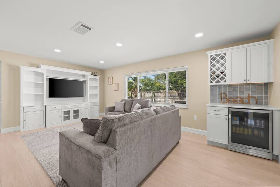 Beautiful Living Room w/ Sleeper Sofa