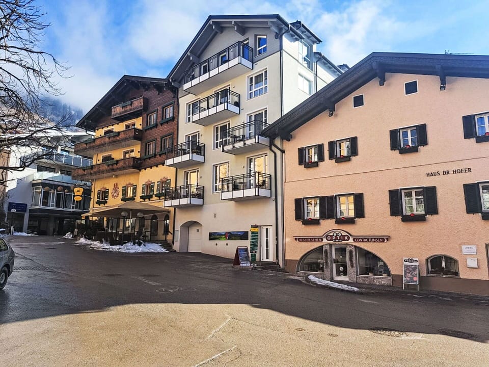Building, Window, Town, Facade, City, Residential Area, Urban Area, Neighbourhood, Apartment, Urban Design