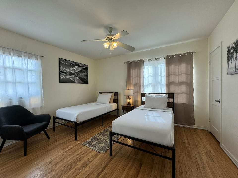 ROOM 2: TWO SINGLE BEDS SLEEPS 2