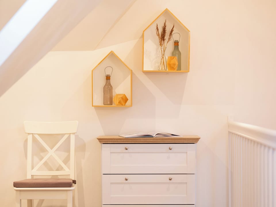 Apartment Inselnest Norddorf/Amrum   Chest of drawers, chair and dekoration in the single bedroom on the galleryfloor