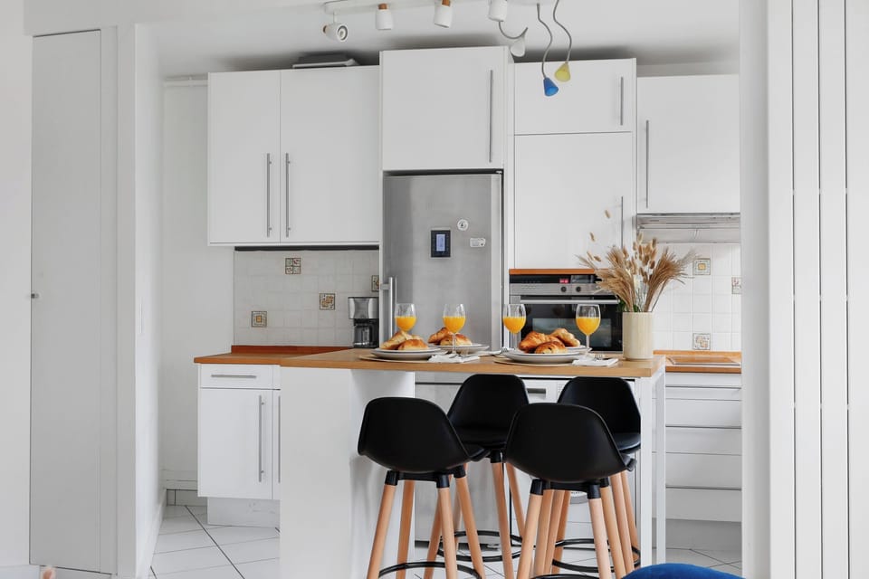 The kitchen is fully equipped to prepare a simple meal 
