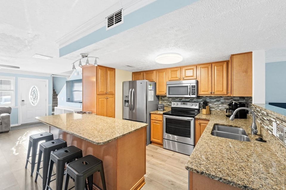 Kitchen with Breakfast Bar