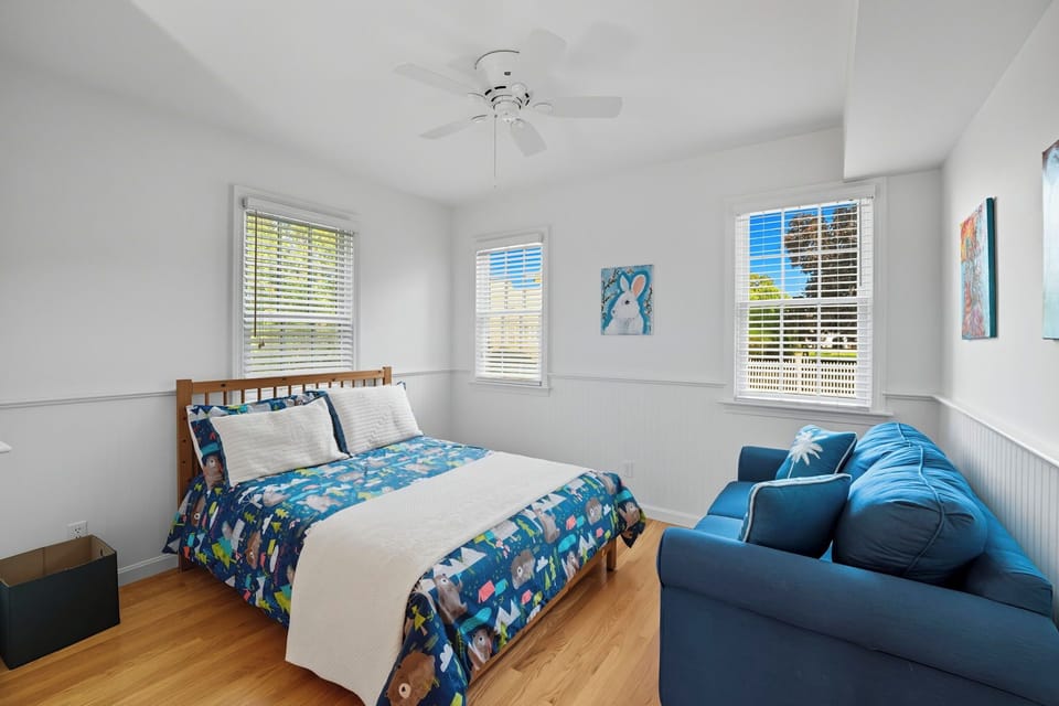 First floor bedroom - Full size bed