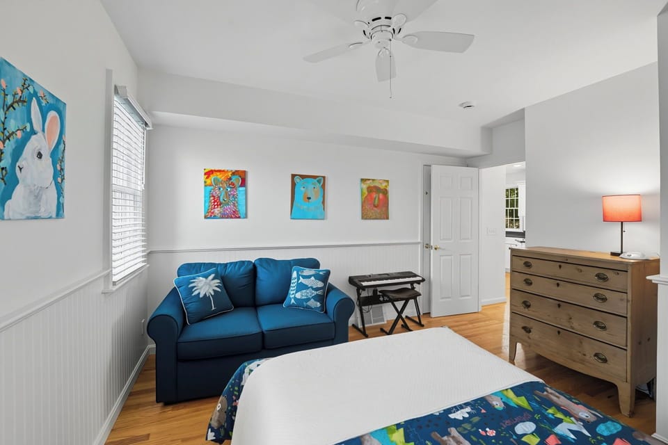 First floor bedroom - Full size bed