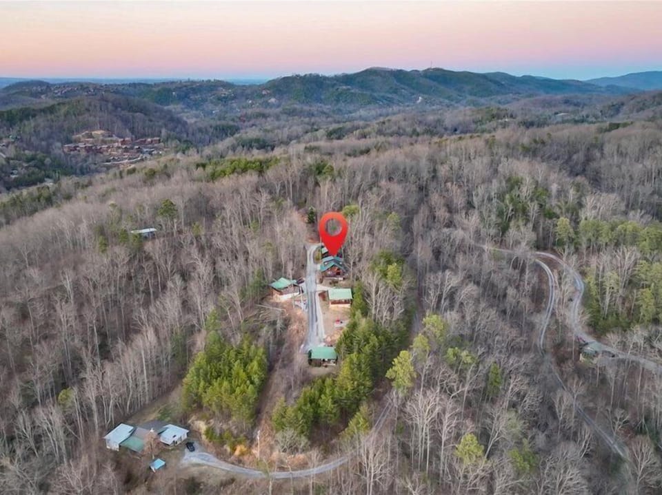 Nestled in the mountains, this secluded cabin offers sweeping views and privacy near attractions.