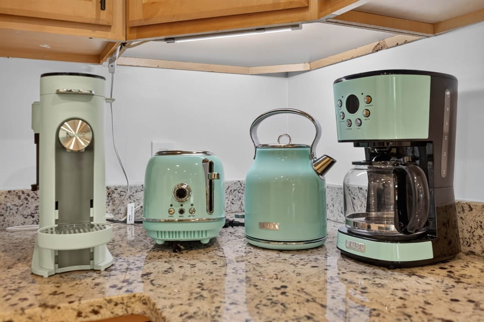 Keurig & Drip Coffeemaker, Toaster and Kettle