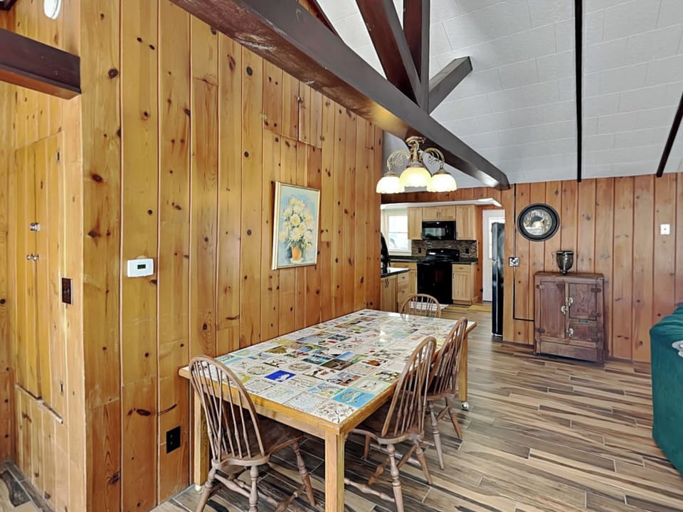 Dining Area w. Seating for 4