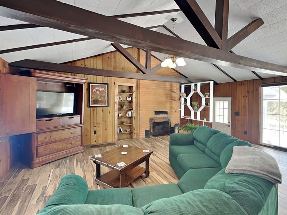 Blue Haven Retreat - Cozy Cabin Vibes & Lakefront Living!