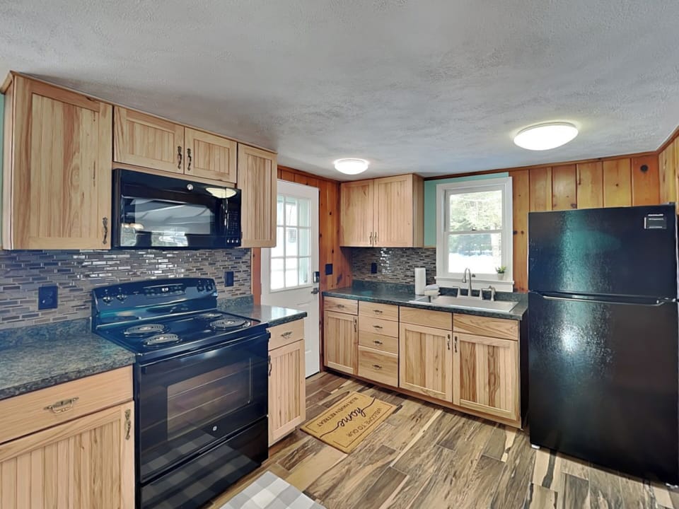 Full Kitchen w. Patio Access