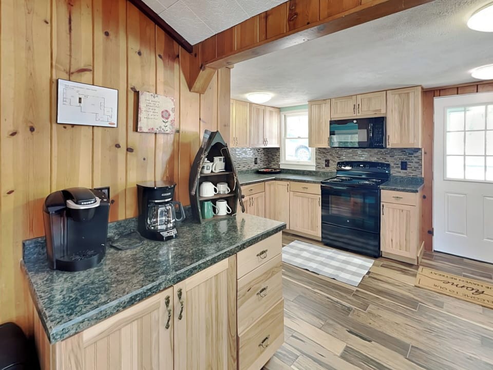 Full Kitchen w. Coffee Station