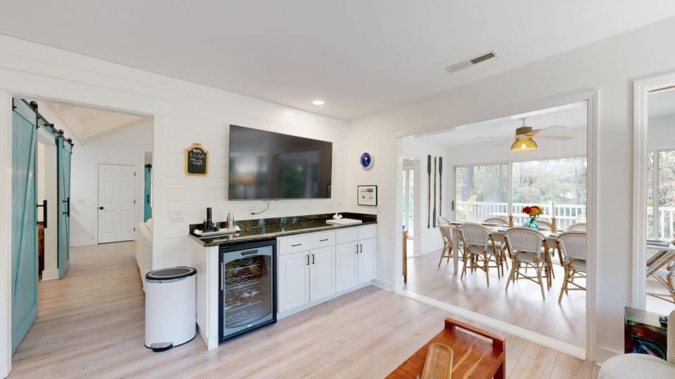 Beverage Nook with HDTV