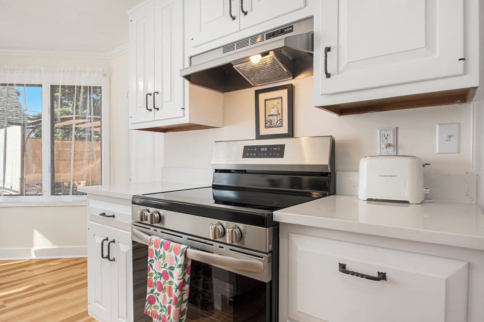 Brand new electric stove & oven. 