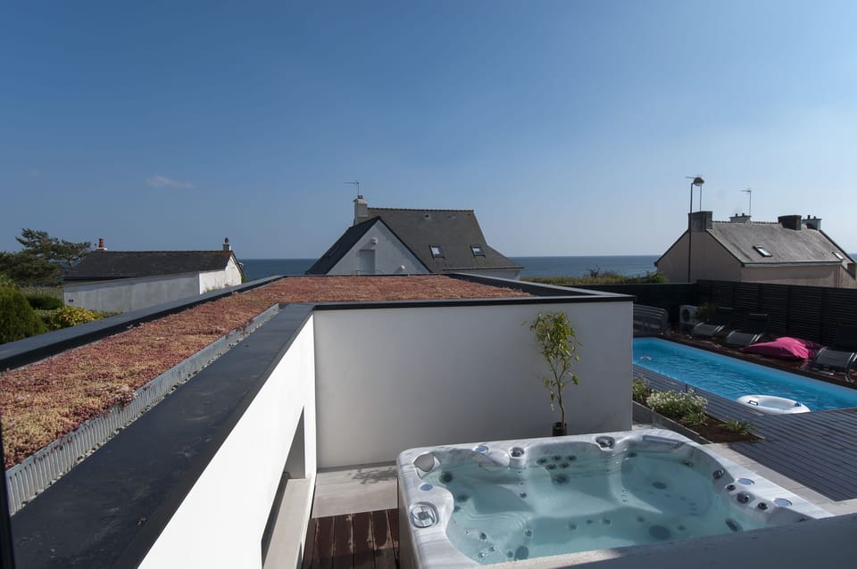 Outdoor spa tub