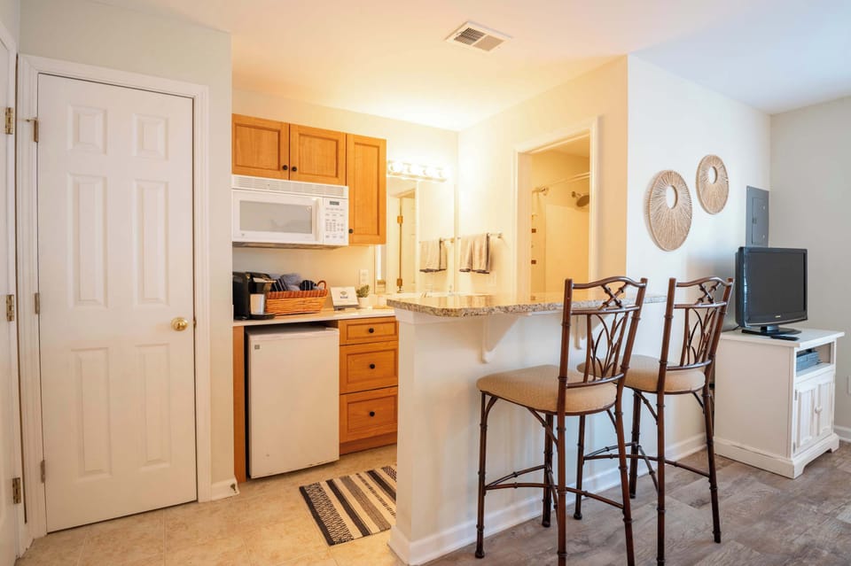 Efficiency Studio with Kitchenette, Smart TV, and Ensuite Bathroom. 
