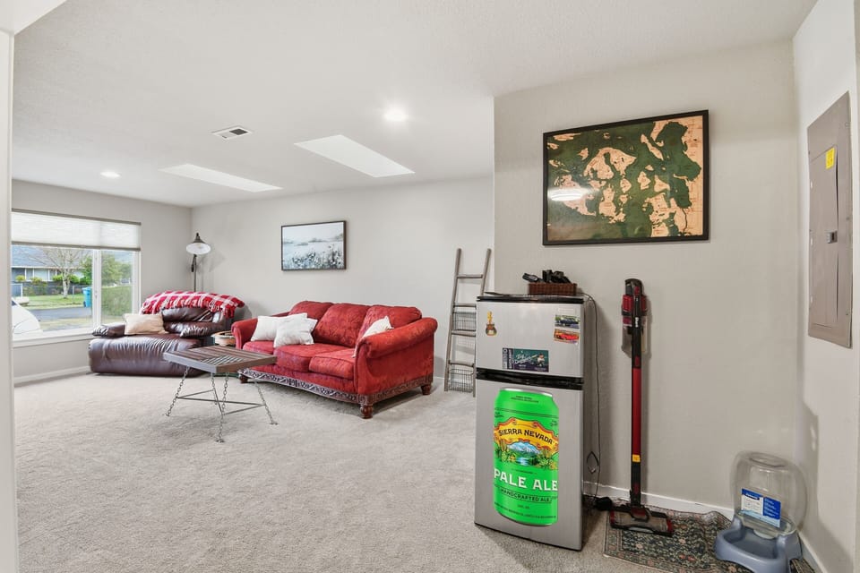 Furniture, Indoors, Living Room, Couch, Floor