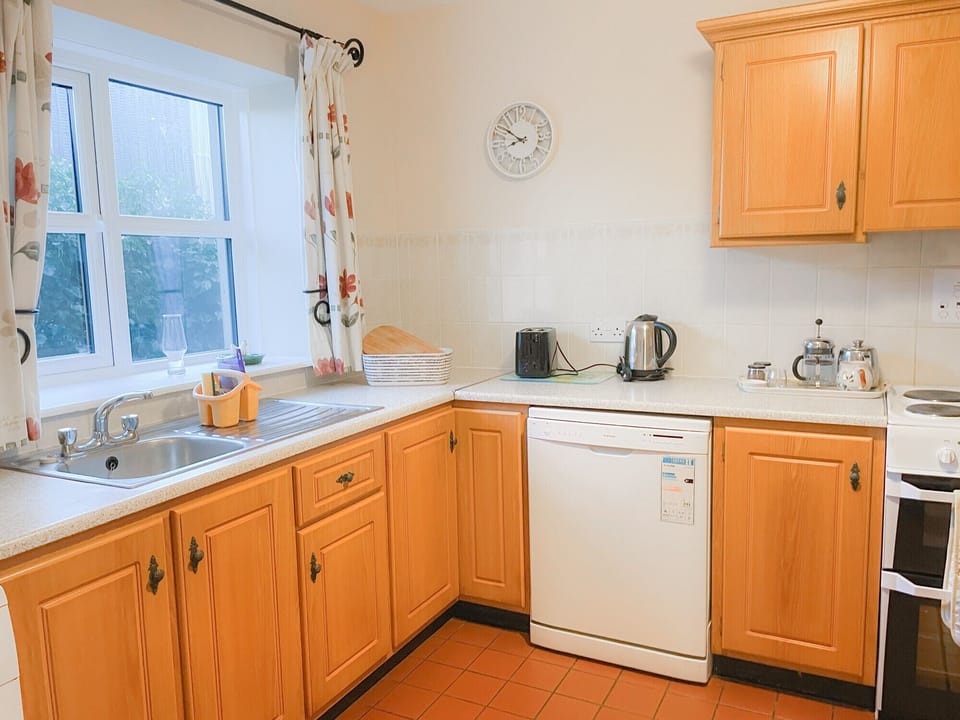 Tuskar Holiday Cottage, Mill Road Farm. Small fitted pine kitchen. All appliances.