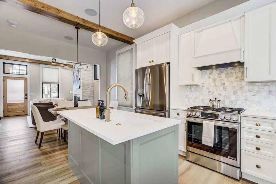 Culinary enthusiasts will love the professional grade gas range and elegant marble tile backsplash. This kitchen is equipped with high end stainless steel appliances and ample counter space for preparing delicious home cooked meals..