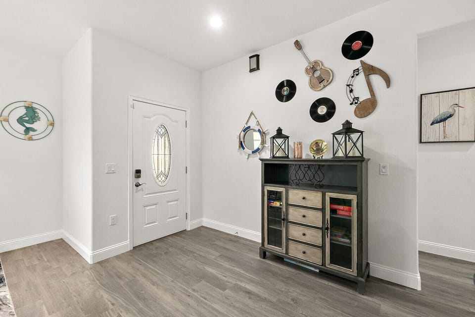 Welcoming entry space that makes arrivals and departures easy