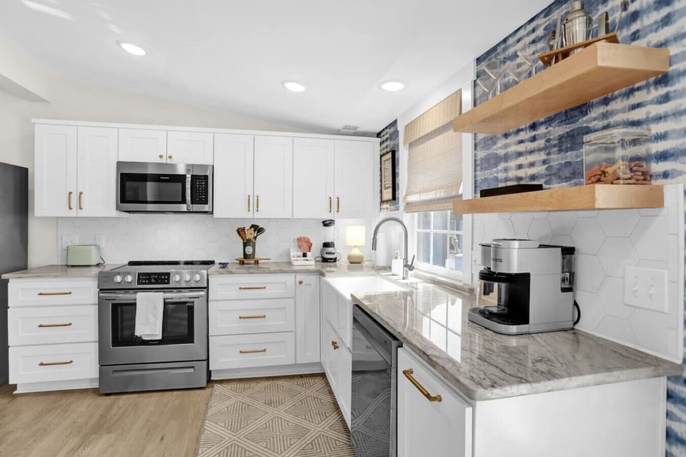 From morning coffee to cooking dinner, this full kitchen has you covered.