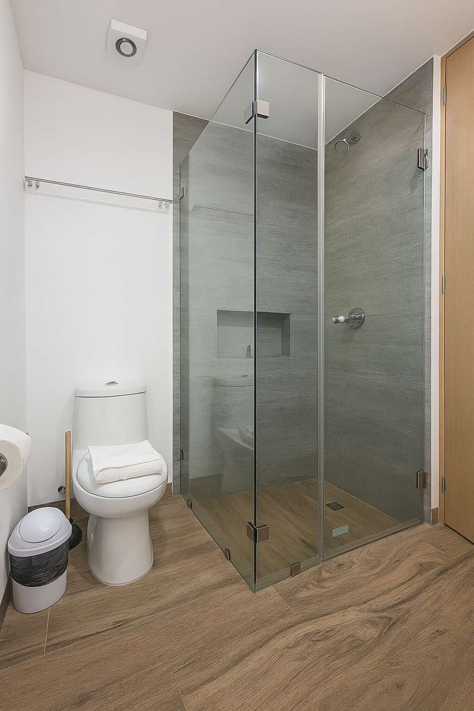 a complete and modernly designed bathroom