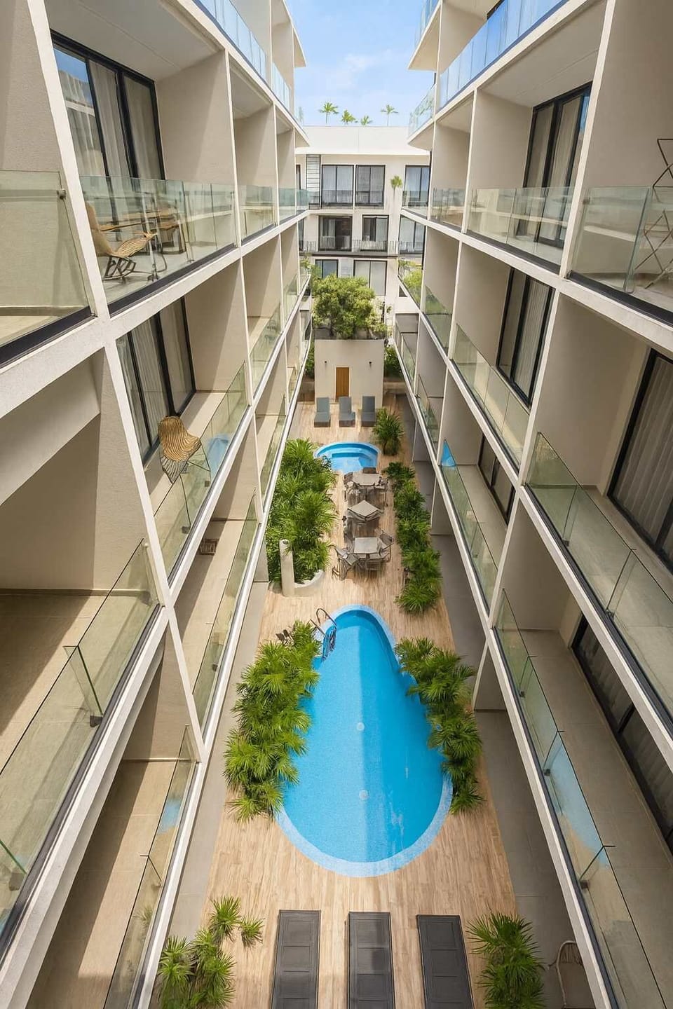 The building is of modern and avant-garde design located in the center of Playa del Carmen